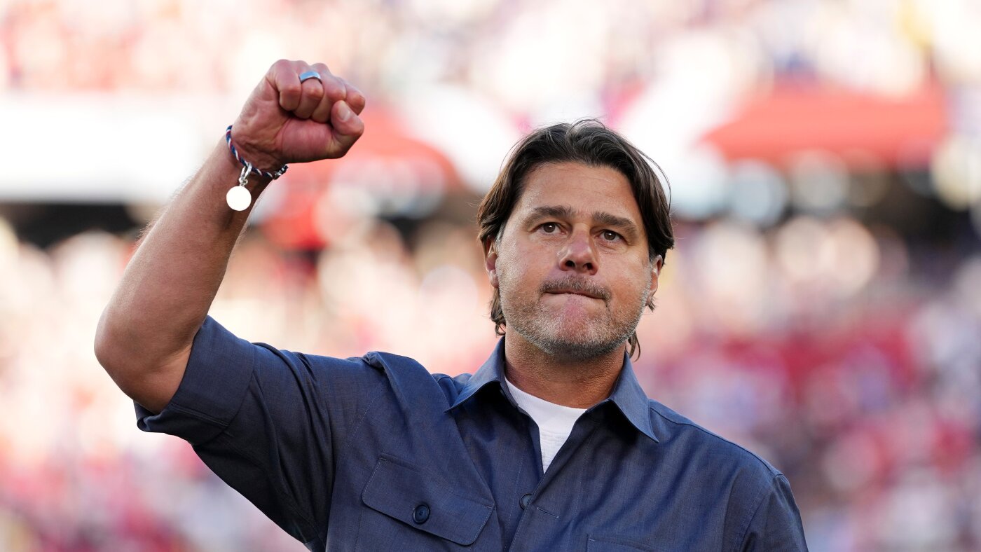 Mauricio Pochettino gestures to supporters as he walks off the pitch after the United States beat Bosnia-Herzegovina at the World Cup