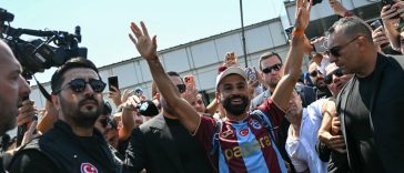 Mohamed Salah greeted by hundreds of ecstatic supporters on his arrival in Istanbul