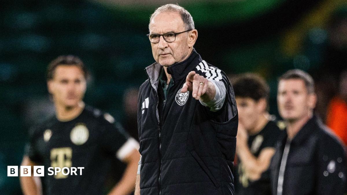 Martin O'Neill points from the touchline during a Celtic match