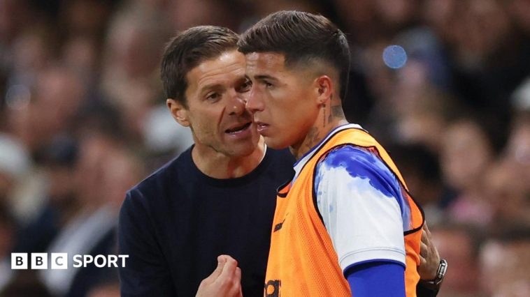 Xabi Alonso talking to Enzo Fernandez during a Chelsea training session
